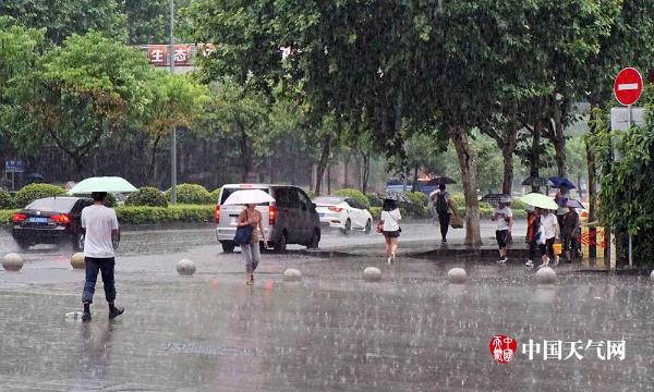 重庆雨水浇灭高温  主城气温狂降15℃