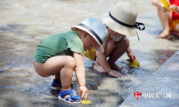 高温袭击重庆 萌娃戏水觅清凉