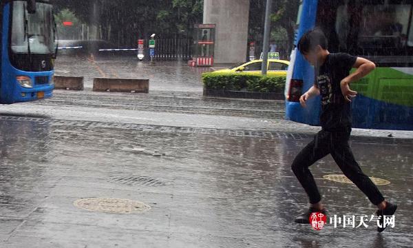 重庆雨水浇灭高温  主城气温狂降15℃