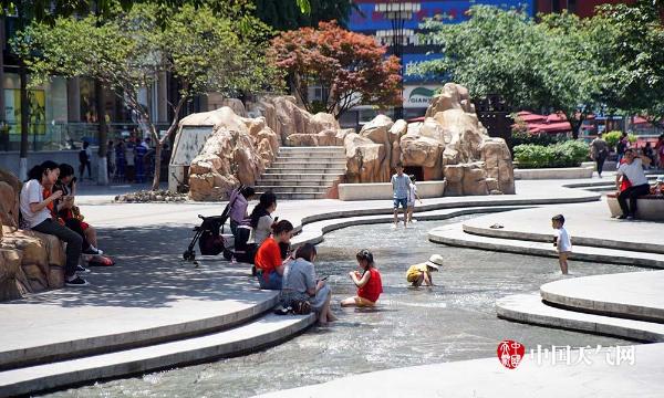 高温袭击重庆 萌娃戏水觅清凉