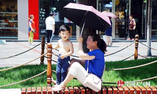 高温袭击重庆 萌娃戏水觅清凉