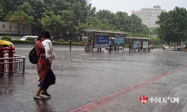 重庆雨水浇灭高温  主城气温狂降15℃
