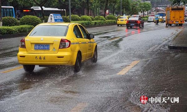 重庆雨水浇灭高温  主城气温狂降15℃
