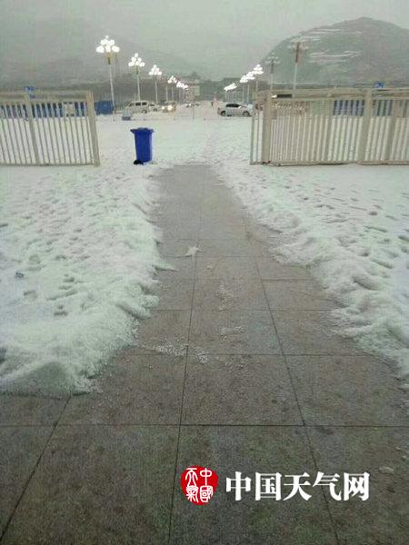 甘肃岷县冰雹满地如积雪  厚度超10厘米