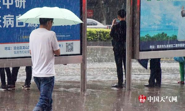 重庆雨水浇灭高温  主城气温狂降15℃