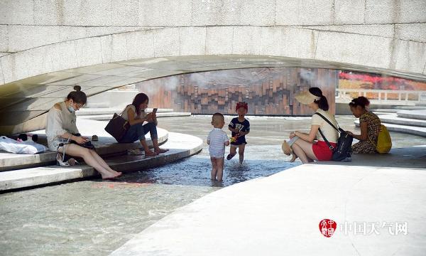 高温袭击重庆 萌娃戏水觅清凉