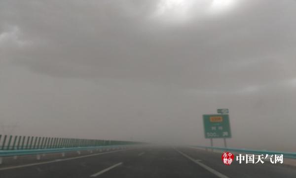 新疆柯坪遭沙尘暴袭击 遮天蔽日一片昏暗