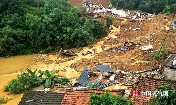 广西田林持续强降雨 多栋民房淹没倒塌