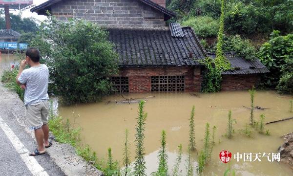 广西融水遭强降雨袭击 大部分乡镇交通电力通讯中断