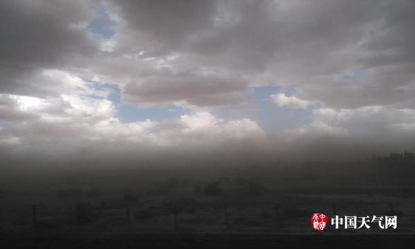 新疆柯坪遭沙尘暴袭击 遮天蔽日一片昏暗