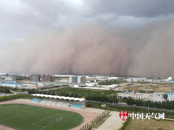 内蒙古锡林浩特市大风沙尘突袭 场面犹如美国大片