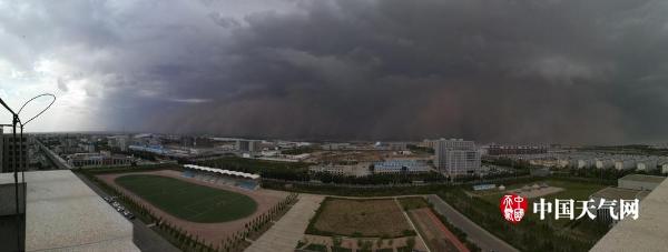 内蒙古锡林浩特市大风沙尘突袭 场面犹如美国大片