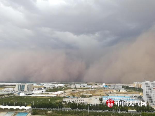 内蒙古锡林浩特市大风沙尘突袭 场面犹如美国大片