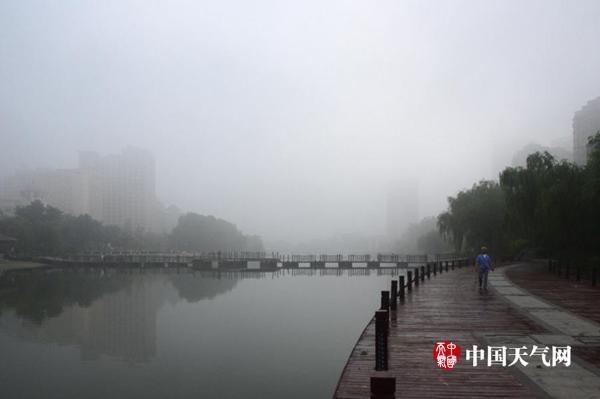 山东潍坊大雾压城 能见度不足50米