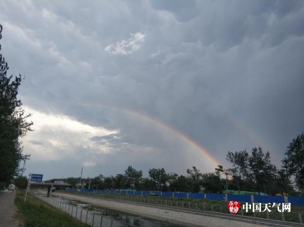 北京雨后天空现乳状云并伴双彩虹