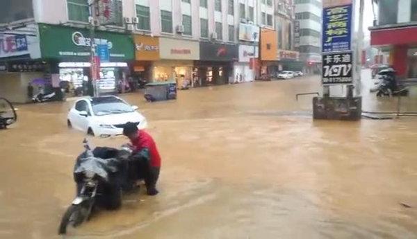广东强降雨致局地内涝严重 明后天雷雨频繁