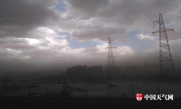 新疆柯坪遭沙尘暴袭击 遮天蔽日一片昏暗