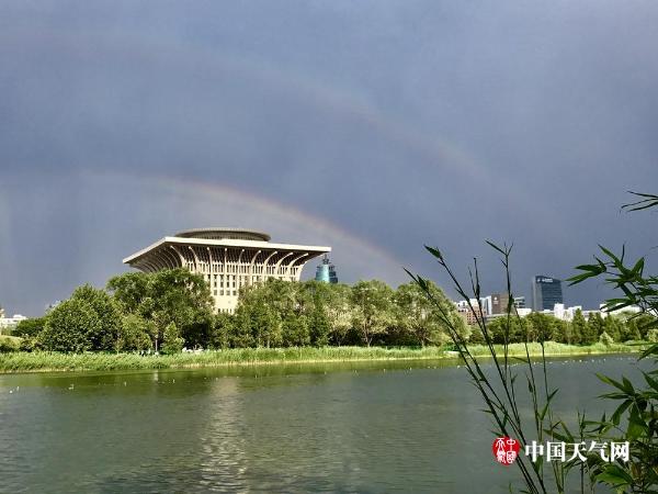 北京雨后天空现乳状云并伴双彩虹