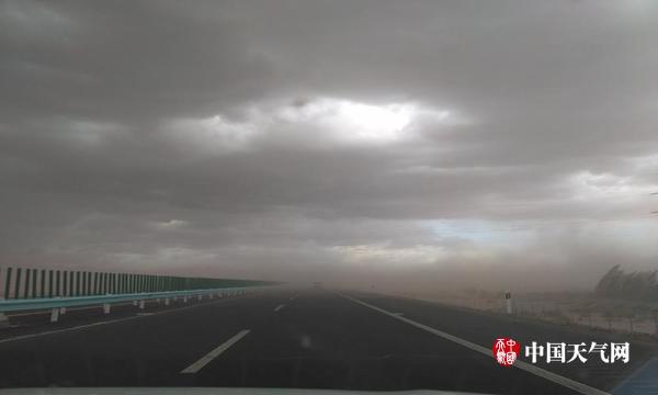 新疆柯坪遭沙尘暴袭击 遮天蔽日一片昏暗