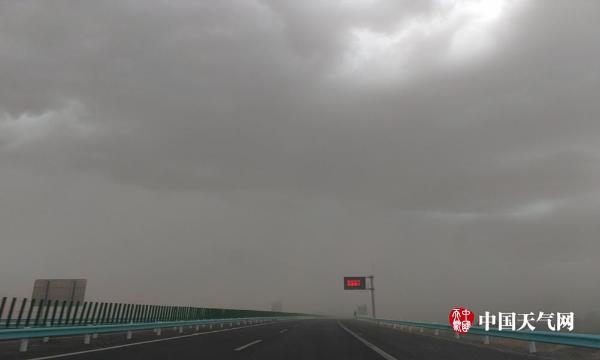 新疆柯坪遭沙尘暴袭击 遮天蔽日一片昏暗