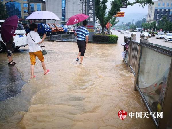 贵州多地遭遇强降水  学童涉水求学
