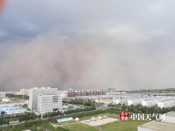 内蒙古锡林浩特市大风沙尘突袭 场面犹如美国大片