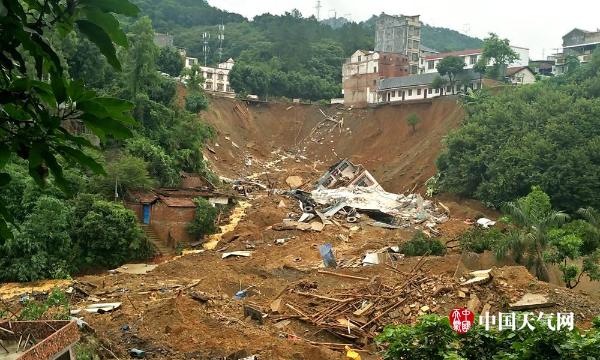 广西田林持续强降雨 多栋民房淹没倒塌