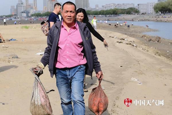 松花江哈尔滨段河床裸露河蚌堆积