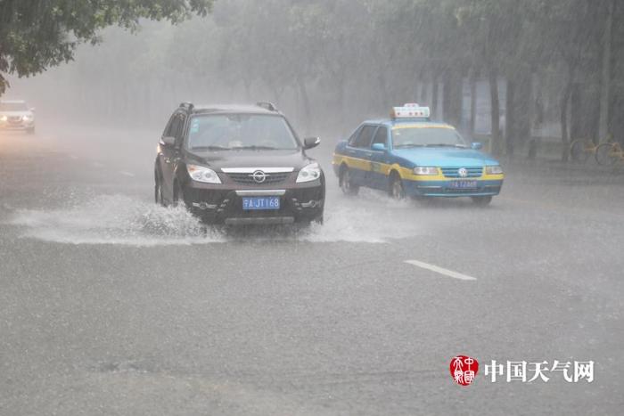 宁夏银川现短时强降雨 行人车辆雨中出行
