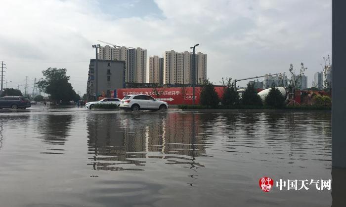 山西太原遭遇暴雨市内积水严重局地坍塌