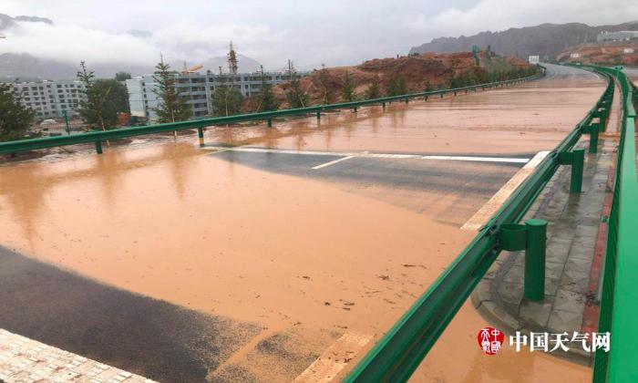 青海省大部迎强降水天气过程  省内多条公路交通受阻