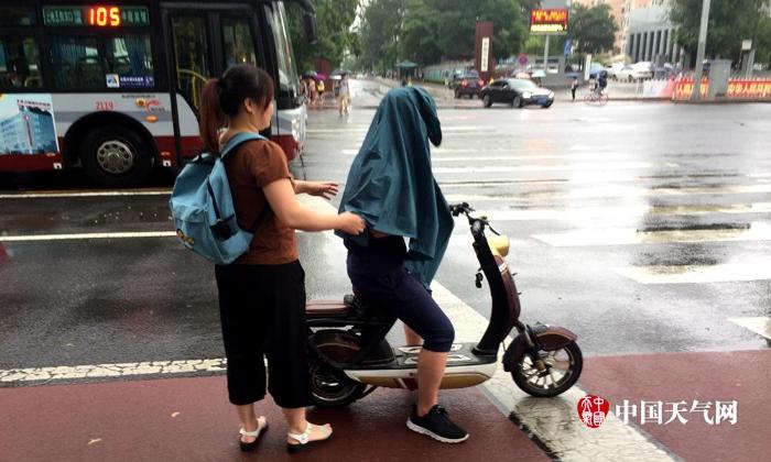 北京夜降大雨 早晨雨势渐停