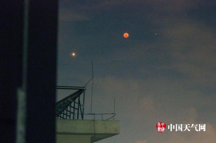实拍深圳 “血月”现身天宇
