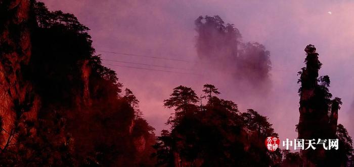 张家界天子山晚霞云海伴日落