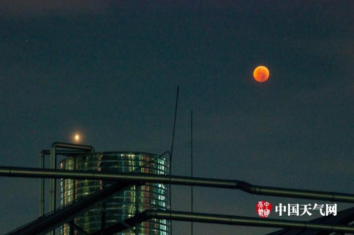 实拍深圳 “血月”现身天宇