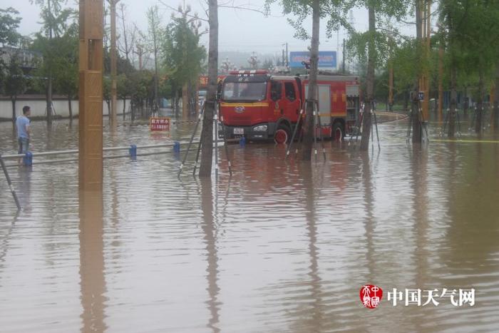 四川德阳强降雨  部分城区进水道路坍塌