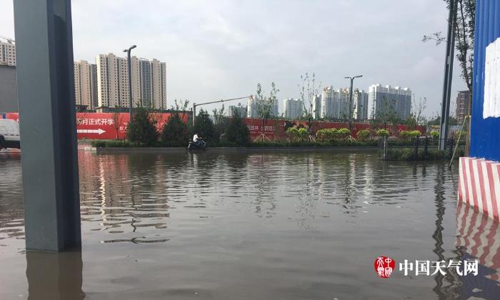 山西太原遭遇暴雨 市内积水严重局地坍塌