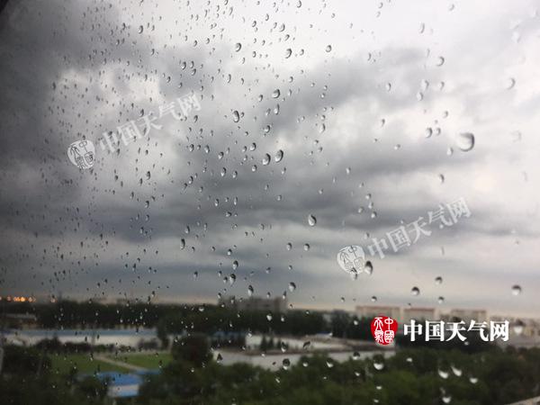夜雨袭京 北京一度连发四预警今天仍有雷阵雨