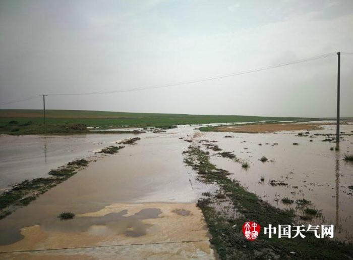 内蒙古乌拉特中旗短时强降水致道路农田受损