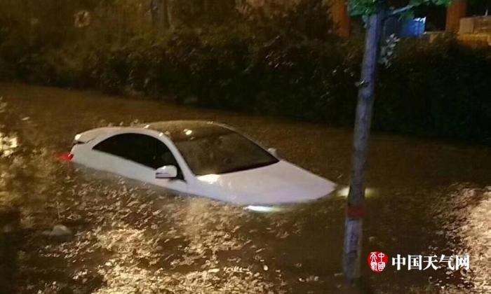 山西太原遭遇暴雨 市内积水严重局地坍塌