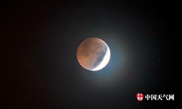 美！广西钦州“血月” 现身  扮靓夜空美景