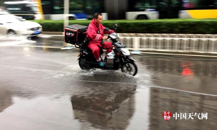 北京夜降大雨 早晨雨势渐停