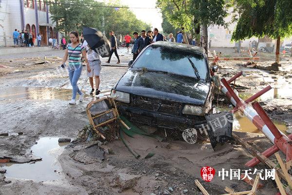 新疆托里县山区强降水引发洪水  水势汹涌穿城而过
