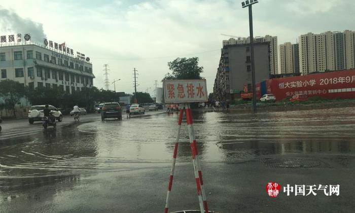 山西太原遭遇暴雨 市内积水严重局地坍塌