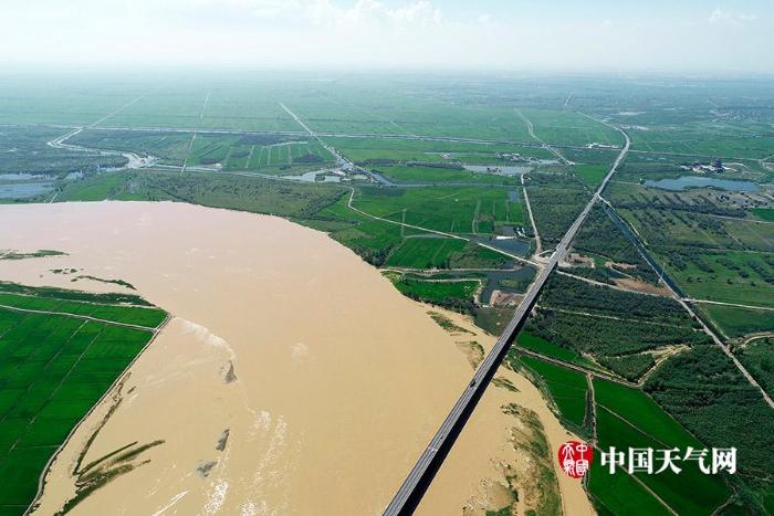 黄河宁夏段暴雨后出现漫滩，沿河大片农田被淹