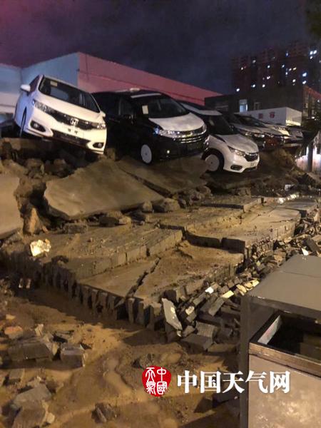 山西太原遭遇暴雨 市内积水严重局地坍塌