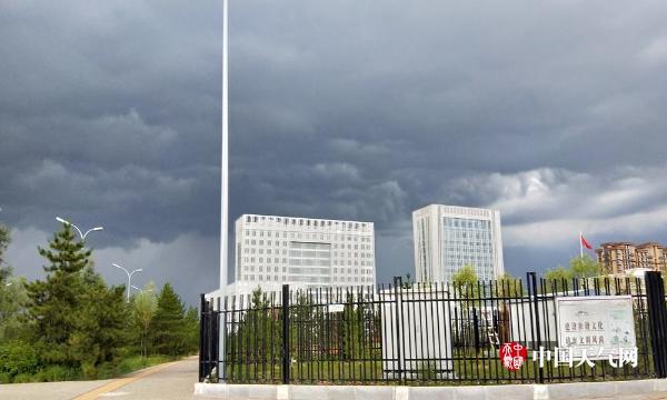 内蒙古鄂尔多斯黑云压城