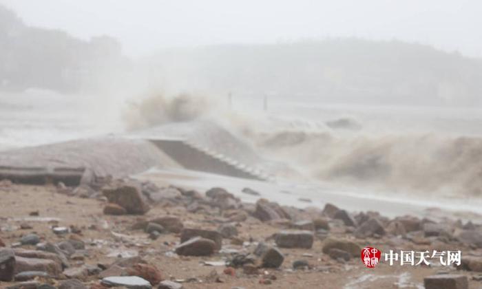 台风“玛莉亚”登陆  宁德霞浦狂风掀起巨浪