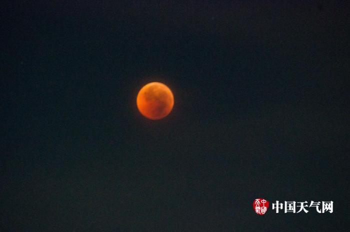 实拍深圳 “血月”现身天宇