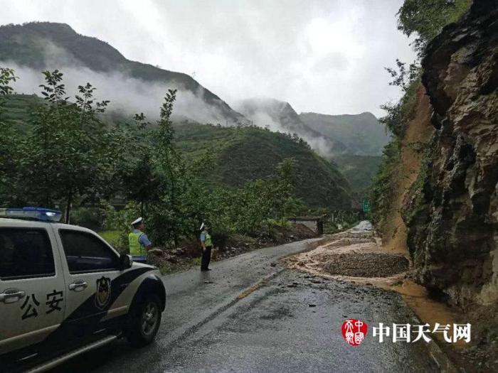 甘肃陇南遭今年以来最大暴雨袭击 道路被淹多处滑坡